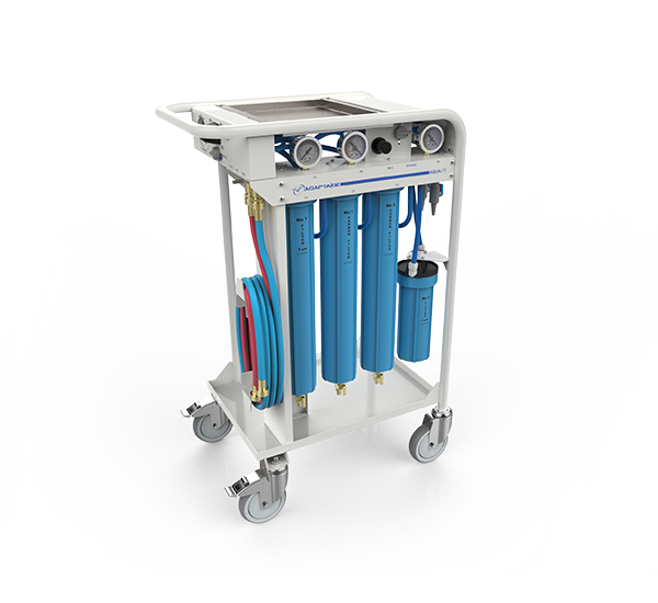 Chariot Aqualite qui fournit de l'eau filtrée pour la dialyse