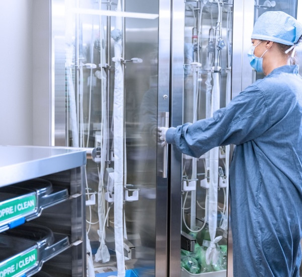 Armoire à sondes ETO avec supports coulissants ventilée en pression positive avec filtres HEPA présentée en milieu hospitalier
