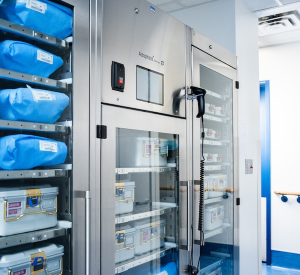 Armoire de stockage et de séchage stérile filtrée HEPA pour instruments chirurgicaux avec système de traçabilité, lecteur RFID et lecteur de code-barres