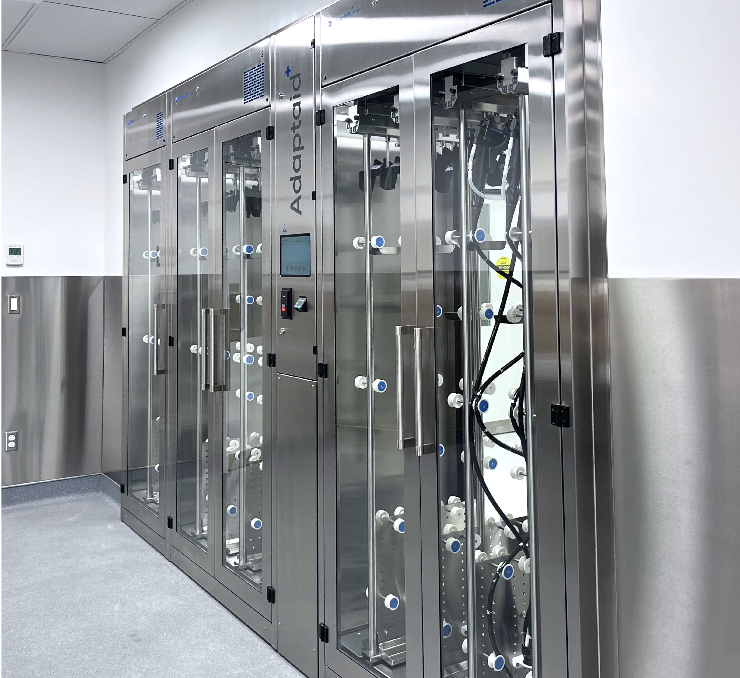 Armoire traversante pour endoscopes avec système de traçabilité et ventilation des canaux d'endoscopes